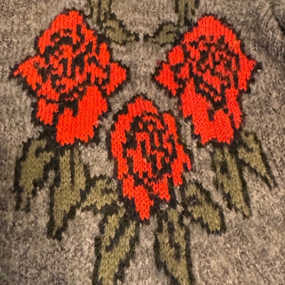 🖤🧵 Cozy-cool with attitude! Cardigan with skull & roses graphics ☠️ 🌹 - Picture 10 of 14